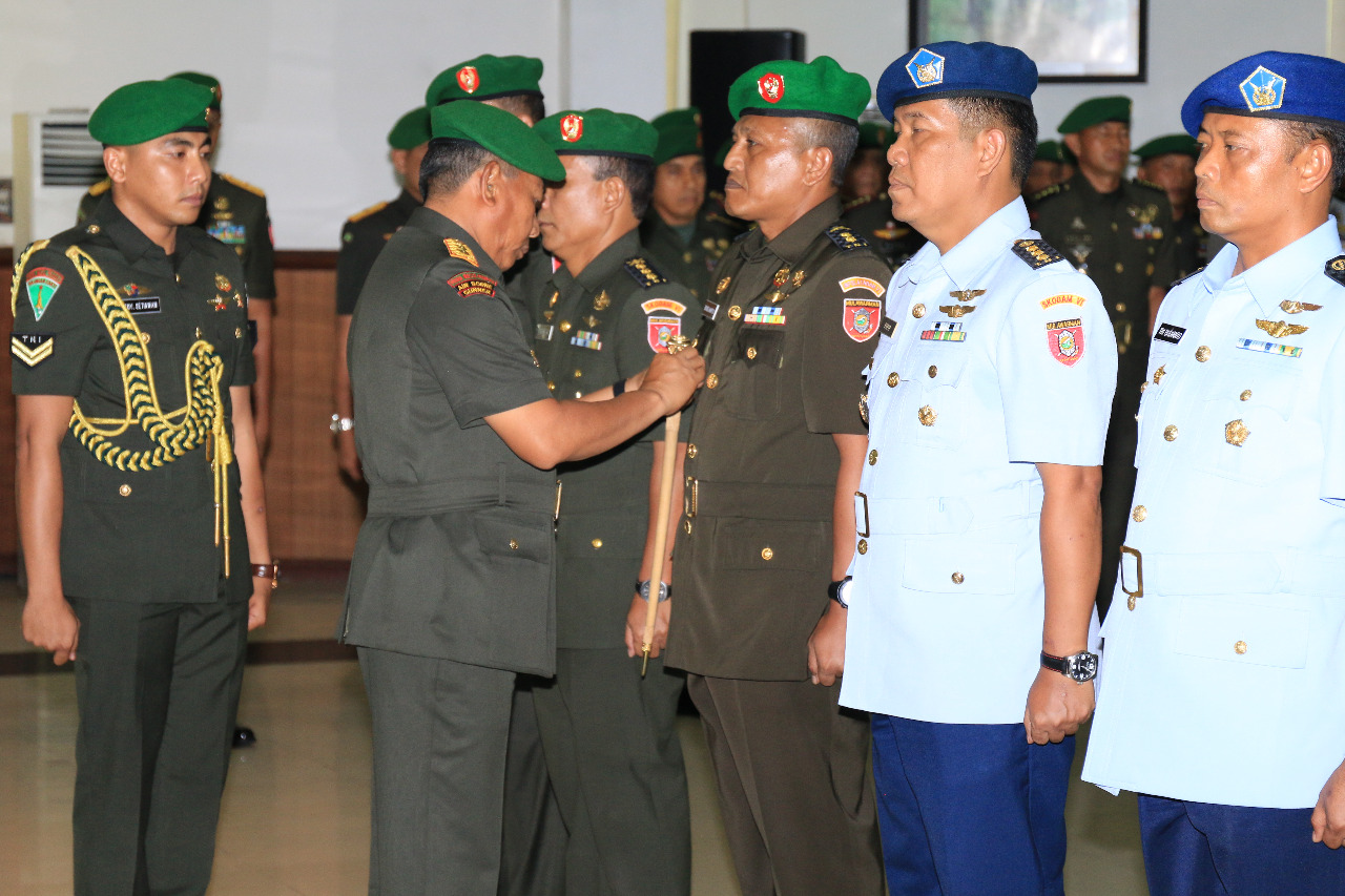 Moldaviyalik sexy Maladiezh Rus porno orgazm uchun yaladi