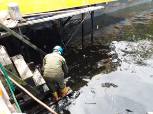 Petugas saat mengambil sampel Teluk Balikpapan yang tercemar