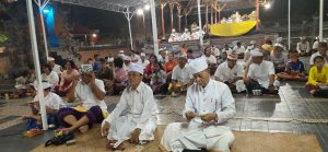 mat Hindu Kota Balikpapan menggelar doa bersama di Pura Giri Jayanatha
