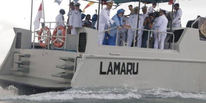 Lanal Balikpapan  Tabur Bunga  di  Teluk Balikpapan  