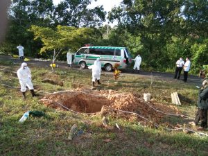 Pasien covid-19 yang meninggal dunia di kubur di pemakaman kilometer 15 Balikpapan Utara