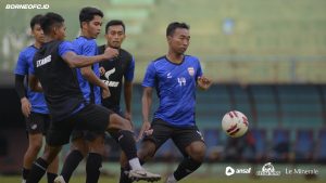 Skuat Borneo FC Samarinda tengah berlatih di stadion Segiri Samarinda