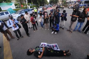 AJI Balikpapan Biro Banjarmasin saat menggelar aksi damai terkait kasus kekerasan terhadap jurnalis Nurhadi