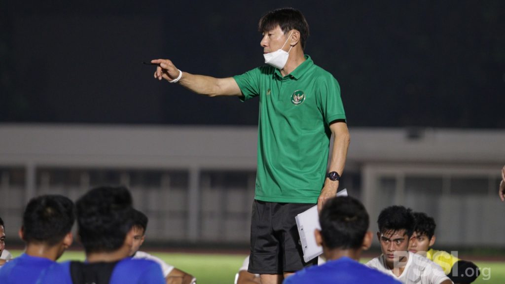 Pelatih timnas Indonesia, Shin Tae-yong memimpin latihan