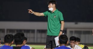 Pelatih timnas Indonesia, Shin Tae-yong memimpin latihan
