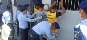 Warga binaan di Lapas Balikpapan saat Di geledah
