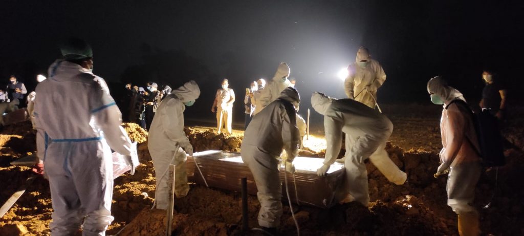 Petugas penggali kubur di TPU Kilometer 15 Balikpapan memakamkan jenasah covid-19
