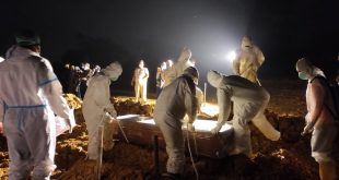 Petugas penggali kubur di TPU Kilometer 15 Balikpapan memakamkan jenasah covid-19