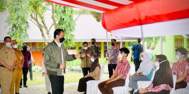 Presiden saat meninjau kegiatan vaksinasi bagi pelajar yang digelar di SMA Negeri 3 Kabupaten Wajo