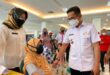 Wali Kota Balikpapan Rahmad Mas'ud dan kepala Dinas Kesehatan Andi Sri Juliarty saat meninjau vaksinasi massal