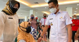 Wali Kota Balikpapan Rahmad Mas'ud dan kepala Dinas Kesehatan Andi Sri Juliarty saat meninjau vaksinasi massal