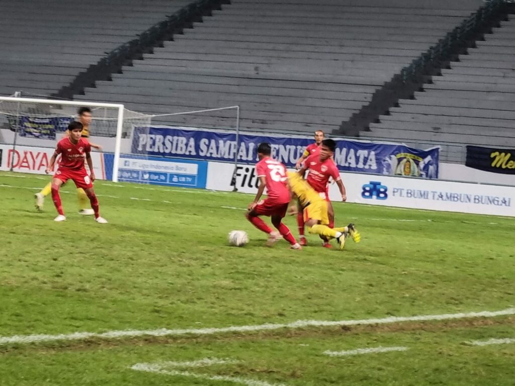 Laga kalteng putra vs Mitra Kukar di stadion Batakan / Hasan