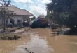 Banjir yang menerjang Dusun Kamar Kajang, Desa Sumberwuluh, Kecamatan Candipuro, Kabupaten Lumajang, Rabu (8/12/2021). (Antara/HO-Diskominfo Lumajang/suara)