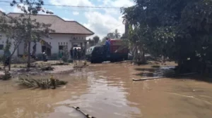 Banjir yang menerjang Dusun Kamar Kajang, Desa Sumberwuluh, Kecamatan Candipuro, Kabupaten Lumajang, Rabu (8/12/2021). (Antara/HO-Diskominfo Lumajang/suara)