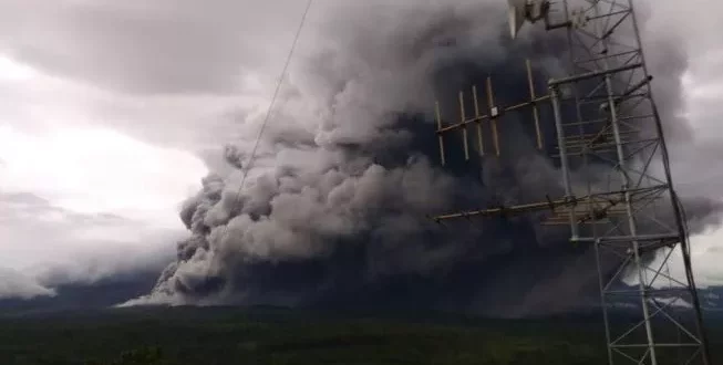 Gunung Semeru kembali erupsi dan meluncurkan awan panas pada Sabtu (16/1/2021) pukul 17.24 WIB. [Dok. PVMBG]