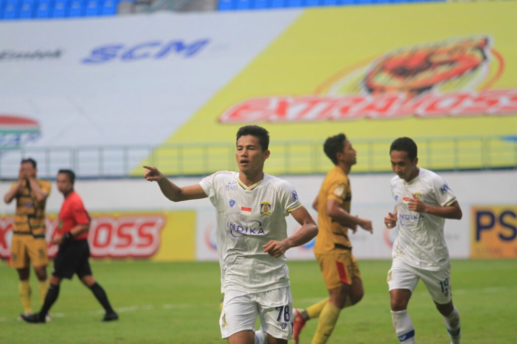 Pemain Persiba Balikpapan Yogi Novrian usai mencetak gol kemenangan lawan Mitra Kukar