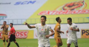 Pemain Persiba Balikpapan Yogi Novrian usai mencetak gol kemenangan lawan Mitra Kukar