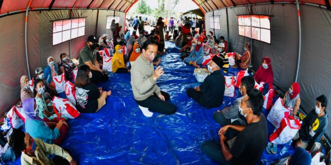 Presiden meninjau posko pengungsian yang terletak di Lapangan Desa Sumberwuluh, Kecamatan Candipuro, pada Selasa (07/12/2021)