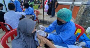 Vaksinasi di Lapangan Merdeka