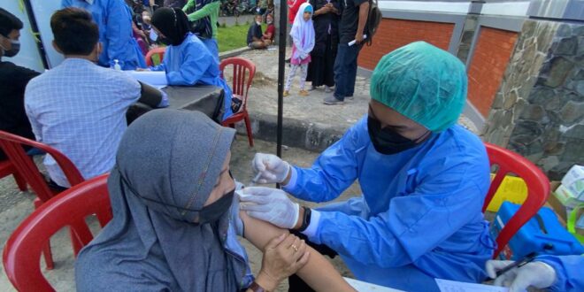 Vaksinasi di Lapangan Merdeka