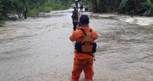 TIM SAR Pantau Banjir di Desa Perdana Kecamatan Kembang Janggut Kukar￼