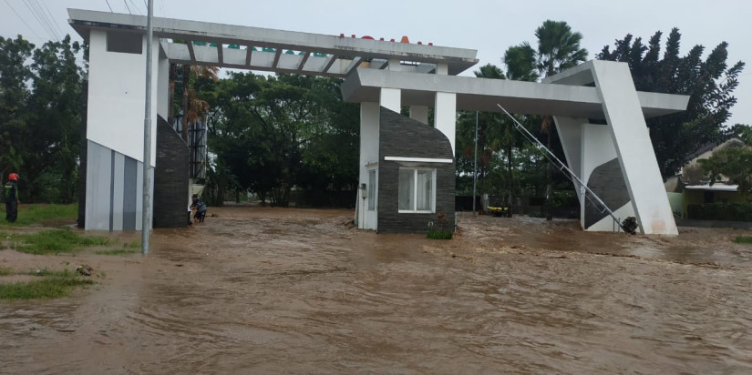 Banjir yang terjadi setelah hujan deras mengguyur wilayah Jember, Provinsi Jawa Timur, pada Minggu (9/1) mengakibatkan jatuhnya korban jiwa. (BPBD Kabupaten Jember)