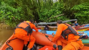 Tim Basarnas Kaltim melakukan pencarian korban