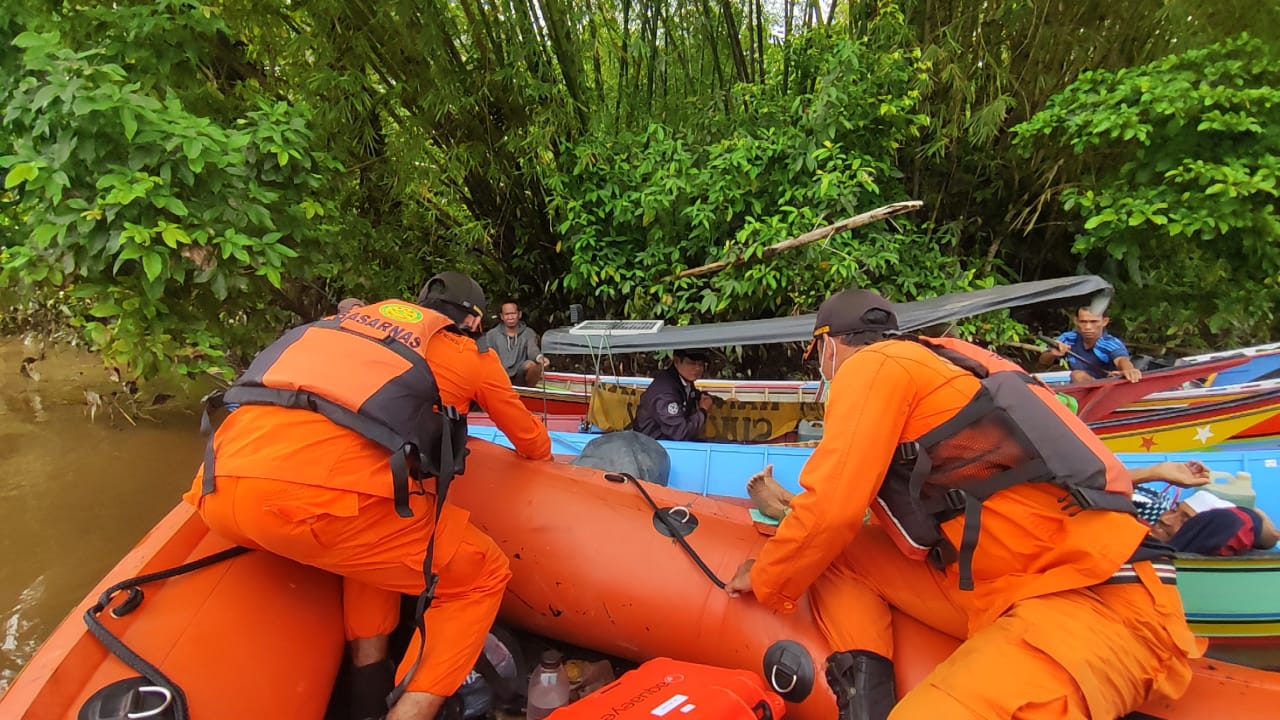 Tim Basarnas Kaltim melakukan pencarian korban