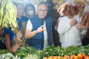 Zulkifli Hasan saat berdialog dengan pedagang di Pasar Klandasan Balikpapan / inibalikpapan