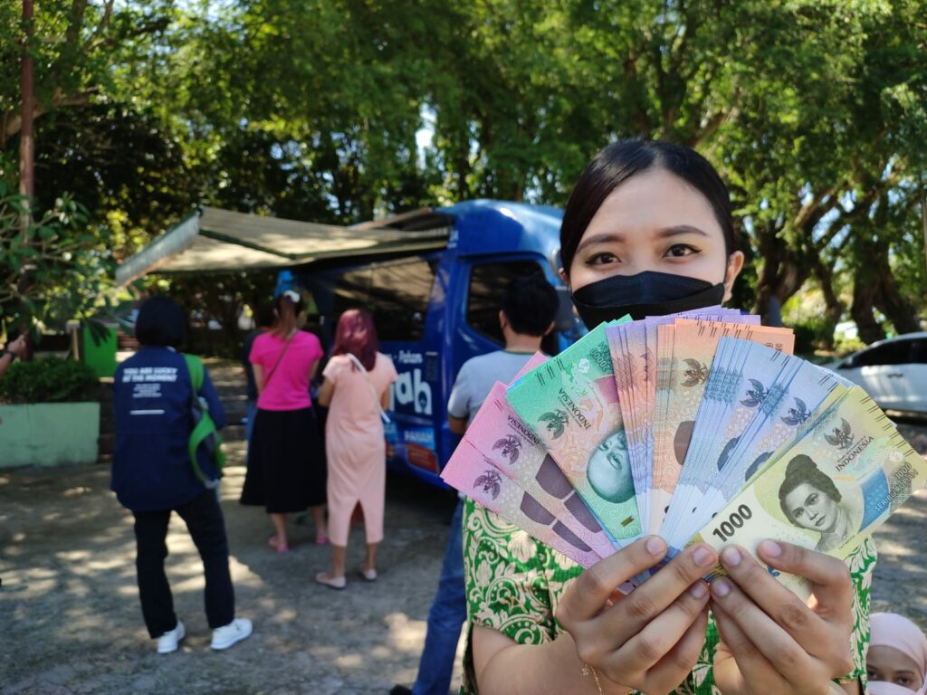 Kezia warga Balikpapan yang menukarkan uang kertas pecahan baru / istimewa