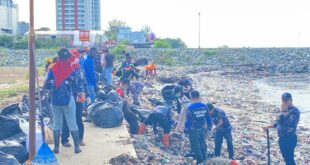 Tumpukkan Sampah di Pantai Dusit Balikpapan di Bersihkan