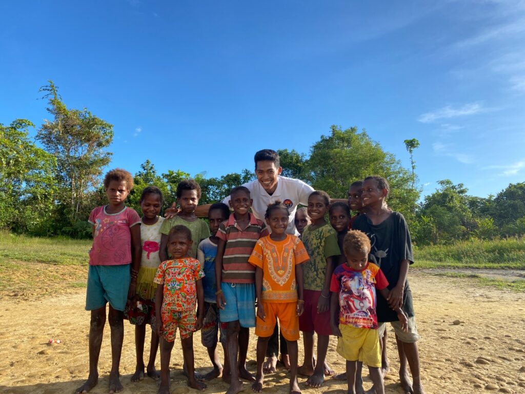 Baim bersama anak Papua
