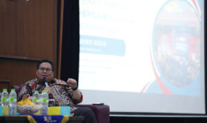 Ketua Bawaslu Rahmat Bagja saat menjadi narasumber dalam diskusi bertajuk 'Peran Penting Pemilih Pemula Untuk Mewujudkan Pemilu Bermartabat' di Auditorium Arifin Panigoro Universitas Al-Azhar Indonesia (UAI), Jakarta, Selasa (21/3/2023) /Bawaslu RI