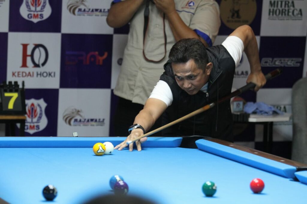 Wali Kota Rahmad Mas'ud saat mencoba olahraga biliar di Kedai Hoki, Minggu (2/7/2023).