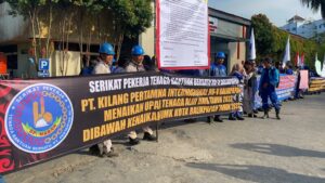 Saat rara buruh Tenaga Bantuan (Naban) atau alih daya yang tergabung dalam Serikat Pekerja (SP) Naban Bersatu melakukan aksi damai