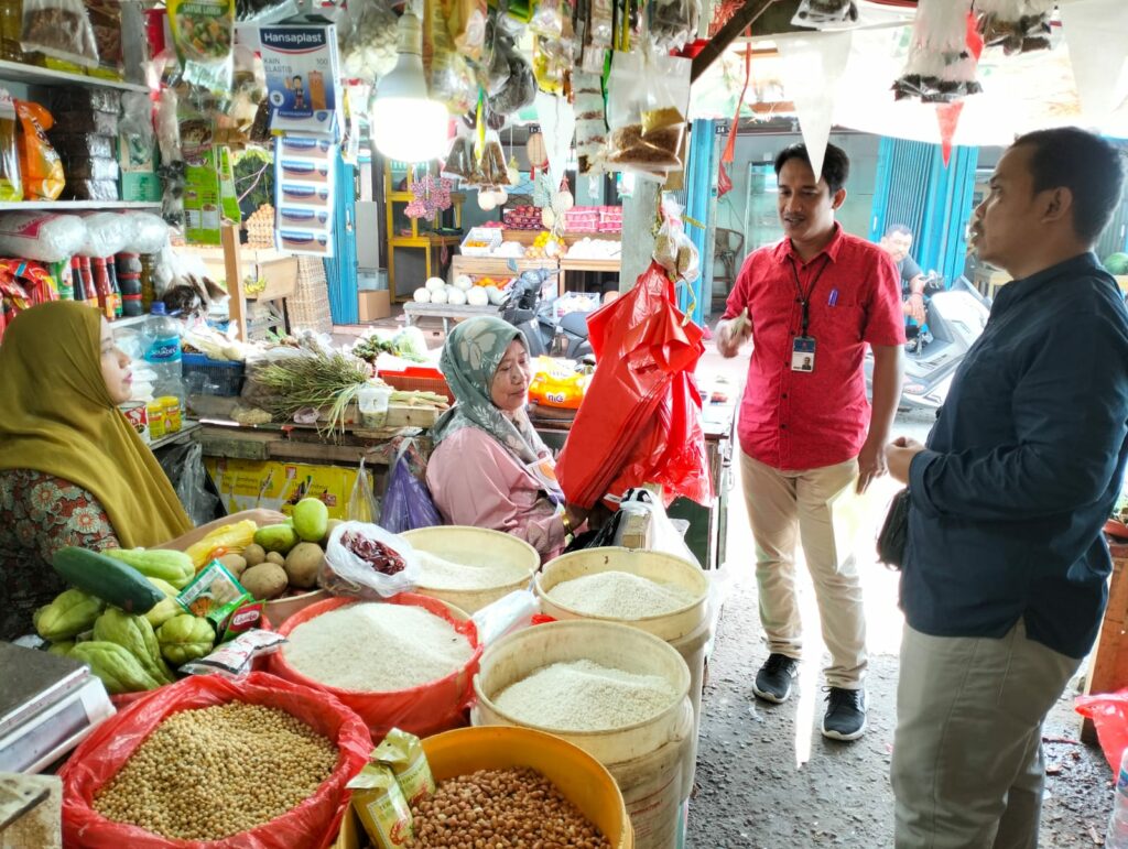 KPPU Kanwil V Balikpapan saat memantau harga beras di pasar tradisional