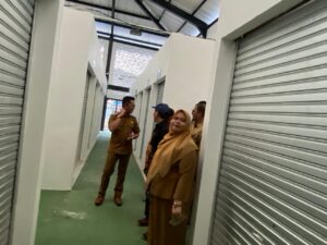 Wali Kota Balikpapan Rahmad Mas'ud saat melihat lapak pasar Klandasan. Foto : (Inibalikpapan.com)
