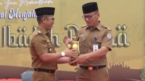 Wali Kota Balikpapan H. Rahmad Mas'ud menerima piala Adipura Kencana dari Kepala DLH Balikpapan Sudirman setelah dilakukan pawai keliling kota, Minggu (10/3/2024). Foto Inibalikpapan.com/Hilman