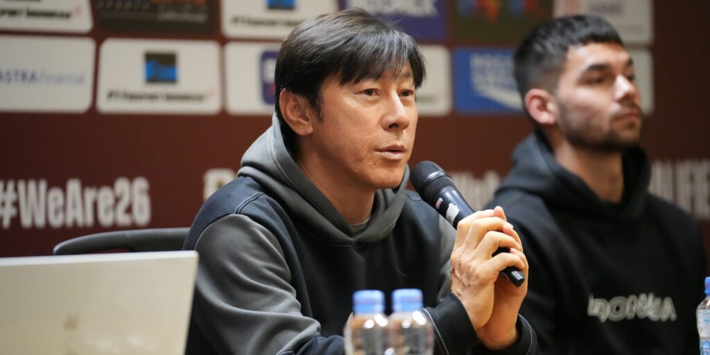 Pelatih Timnas Indonesia Shin Tae-yong bersama bek kanan Sandy Walsh / PSSI