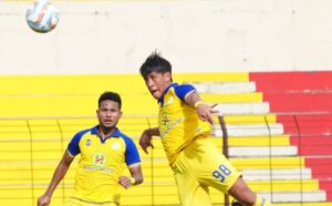 Striker Barito Putra Eksel Runtukahu saat menanduk bola / IG Barito Putra