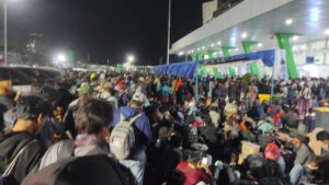 Ribuan Penumpang kapal di Pelabuhan Semayang,Balikpapan padati pelataran parkir dan ruang tunggu,. Foto Inibalikpapan.com