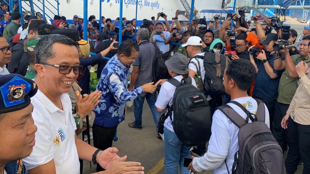 Keberangkatan peserta mudik asik gratis BUMN 2024 di Pelabuhan Semayang Balikpapan, Minggu (07/04/2024)
