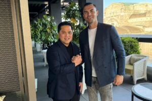 Ketua Umum PSSI Erick Thohir berjabat tangan dengan kiper Inter Milan Emil Audero / IG Erick Thohir