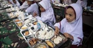 Anak sekolah tengah menikmati program makan bergizi gratis /