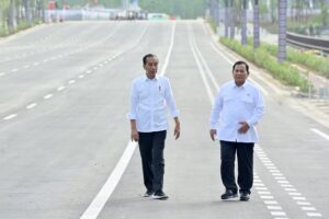 Joko Widodo (Jokowi) dan Prabowo Subianto saat meninjau langsung progres pembangunan Ibu Kota Nusantara (IKN), Kabupaten Penajam Paser Utara, Provinsi Kalimantan Timur, Senin (12/08/2024). (Foto: BPMI Setpres/ Muchlis Jr)