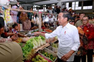 Joko Widodo (Jokowi) mengunjungi Pasar Sanggam Adji Dilayas, Kabupaten Berau, Provinsi Kalimantan Timur, Kamis (26/09/2024). (Foto: BPMI Setpres/Muchlis Jr)