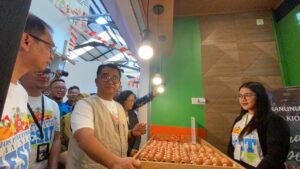 Pj Gubernur Kaltim Akmal Malik saat Peresmian Kios Penyeimbang Harga di Pasar Klandasan Balikpapan