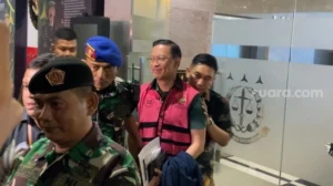 Usai Diperiksa Kejagung: Tom Lembong Lagi-lagi Tebar Senyum, Tangannya Terborgol Tenteng Berkas. (Suara.com/Faqih)