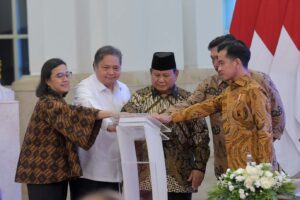 Presiden Prabowo Subianto didampingi Wakil Presiden Gibran Rakabuming Raka serta para Menteri Kabinet Merah Putih pada Peluncuran Katalog Elektronik Versi 6.0, di Istana Negara, Jakarta, Selasa (10/12/2024). (Foto: Humas/Oji)