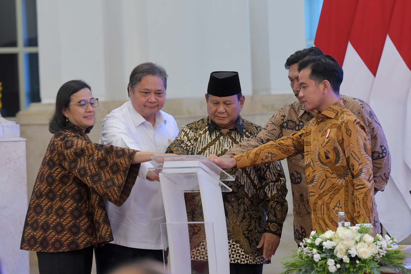 Presiden Prabowo Subianto didampingi Wakil Presiden Gibran Rakabuming Raka serta para Menteri Kabinet Merah Putih pada Peluncuran Katalog Elektronik Versi 6.0, di Istana Negara, Jakarta, Selasa (10/12/2024). (Foto: Humas/Oji)